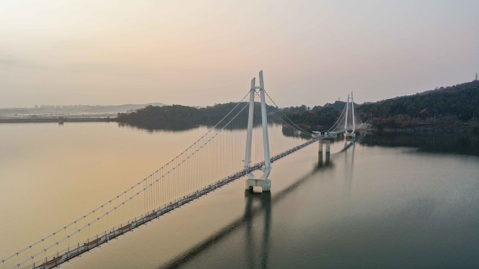 충남 논산시의 ‘탑정호 출렁다리’ 명칭 공모전에서 황당한 일이 발생해 논란이 일고 있다./ⓒ논산시청