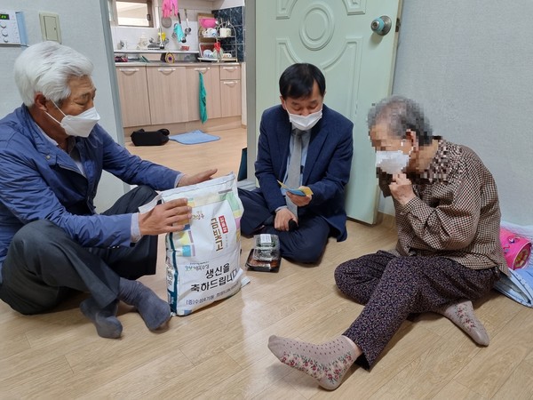 수성4가동 희망나눔위원회는 지난 26일 생신을 맞은 홀몸 어르신댁을 방문해 안부를 확인하고 생신 축하선물을 전달했다./ⓒ수성구청