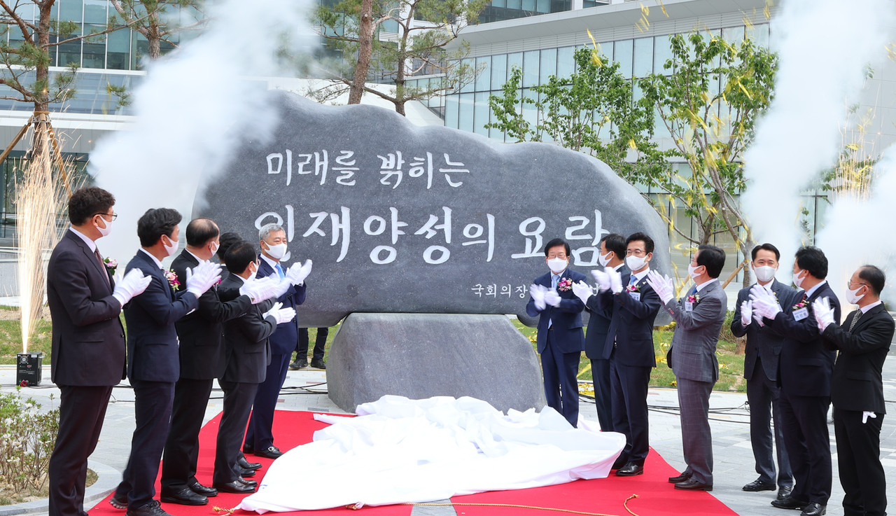 28일 오전 서구 관저동 한국발전인재개발원 주관으로 개최한 ‘한국발전인재개발원 개원기념식’ 행사에서 박병석 국회의장을 비롯한 허태정 대전시장, 권중순 대전시의장 등이 참석해 축하 박수를 치고 있다./ⓒ대전시