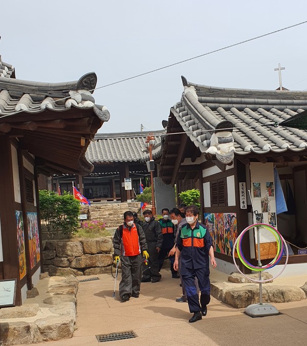 경북 안전기동대 군위군지부는 28일 코로나 확산방지를 위하여 방역봉사 활동을 펼쳤다./ⓒ군위군청