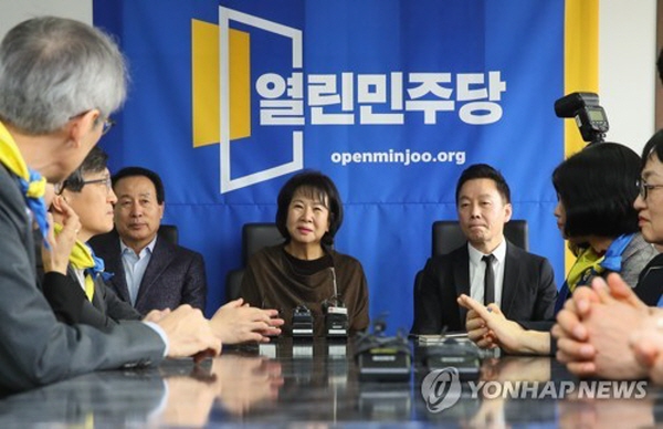 정봉주 전 의원은 지난 2019년 10월 1심에서 무죄선고를 받은 뒤, 더불어민주당에 복당했고 이듬해 총선 출마를 선언했다. 그는 과거 자신의 지역구였던 서울 노원갑이 아닌, 서울 강서갑에 공천을 신청했다. 그러나 더불어민주당 공천관리위원회는 그에게 '부적격' 판정을 내렸다. 그는 결국 눈물을 삼키고 출마를 포기, 손혜원 전 의원 등과 함께 열린민주당을 창당했다. / ⓒ 연합뉴스