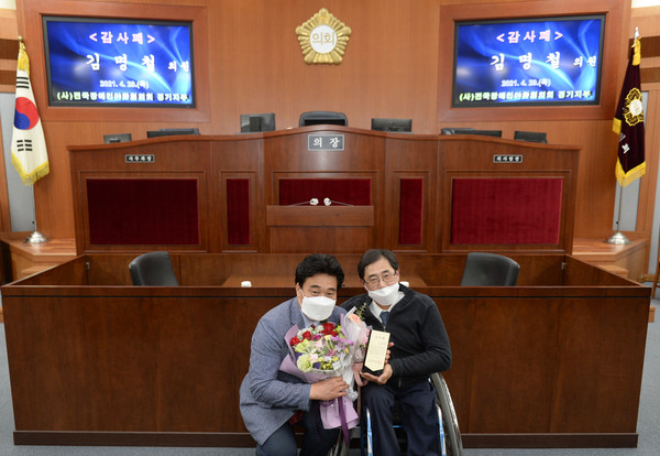 오산시의회 김명철 의원은 (사)전국장애인야학협의회 정진호 경기지부장으로부터 직접 감사패를 전달 받았다./ⓒ오산시의회