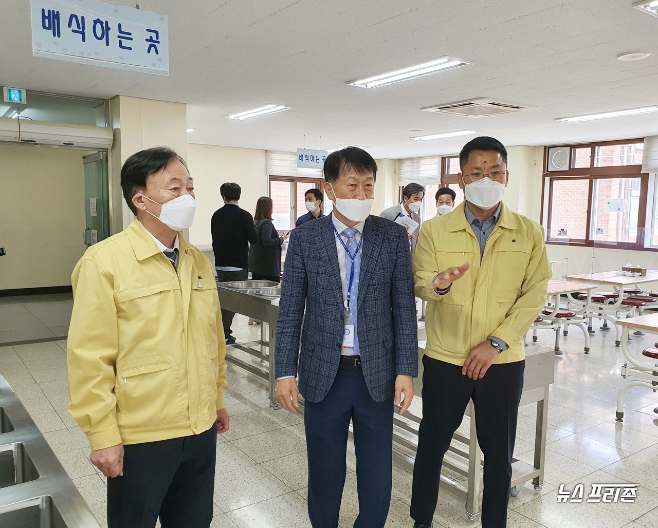 설동호 대전시교육감(왼쪽)이 학교집중방역기간에 따른 '학교 방역관리 사항' 등을 점검하기 위해 29일 오후 대덕소프트웨어마이스터고등학교 급식실을 찾아 대전시교육청 이충열 체육예술건강과장(오른쪽)의 설명을 들으며 안희명 교장과 함께 시설을 살피고 있다./ⓒ이현식 기자