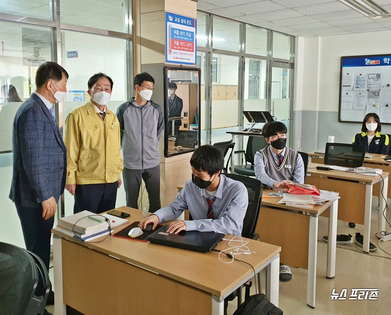 설동호 대전시교육감이 학교집중방역기간에 따른 '학교 방역관리 사항' 등을 점검하기 위해 29일 오후 대덕소프트웨어마이스터고등학교 교실을 방문해 대덕소프트웨어마이스터고등학교 안희명 교장의 안내에 따라 교실 방역사항을 살피며 공부하는 학생들을 격려했다./ⓒ이현식 기자