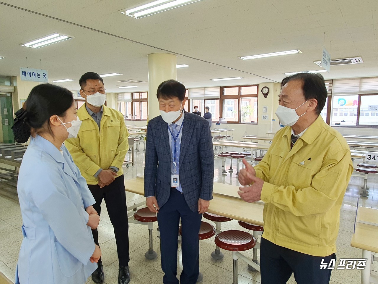 설동호 대전시교육감이 학교집중방역기간에 따른 '학교 방역관리 사항' 등을 점검하기 위해 29일 오후 대덕소프트웨어마이스터고등학교 급식실을 찾아 학생들의 안전한 급식 환경을 위해 애쓰는 영양교사에게 엄지를 치켜 세우고 있다./ⓒ이현식 기자