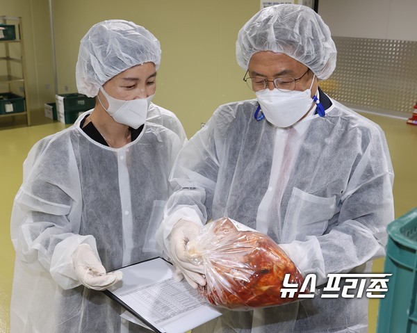 세종특별자치시교육청은 29일 ‘학교급식 위생‧안전 특별점검’으로 세종특별자치시 공공급식지원센터에서 공급하고 있는 학교급식 식재료가 위생적으로 운영·관리되고 있는지 점검했다. 이날 최교진 교육감은 공공급식지원센터의 위생관리 및 운영 수준을 확인하고 있다./ⓒ세종시 교육청