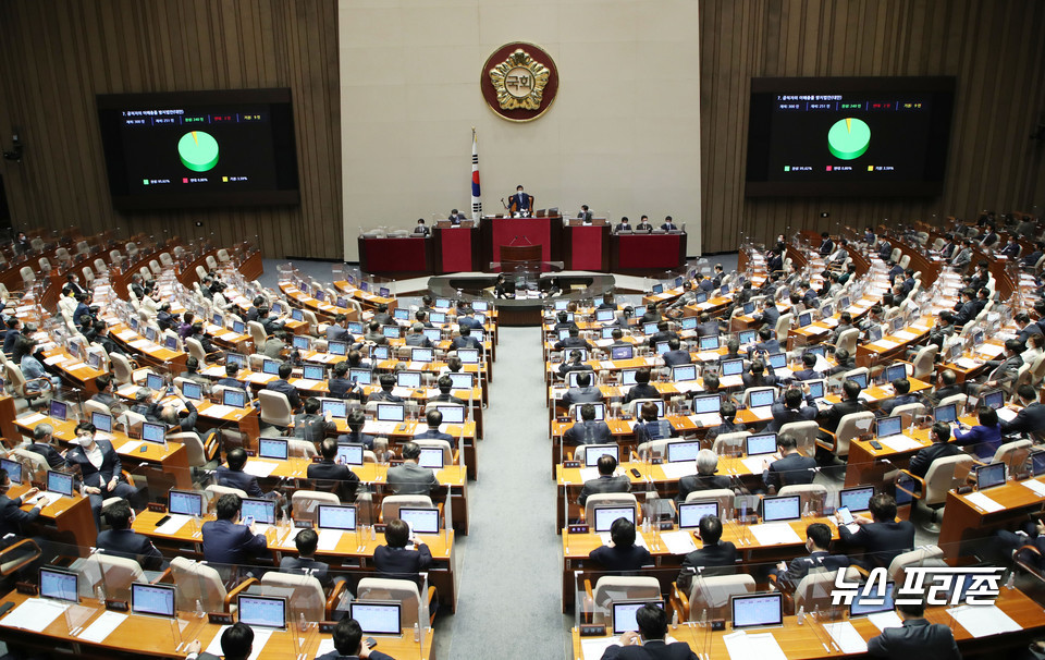 국회의원을 포함한 공직자들이 직무 관련 정보로 사익을 추구하지 못하도록 하는 공직자의 이해충돌 방지법안이 29일 국회 본회의에서 통과되고 있다. Ⓒ연합뉴스