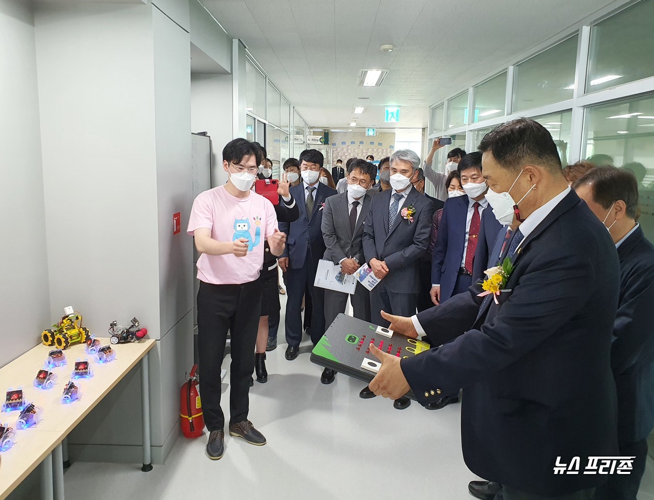 구본환 대전시의회 교육위원장이 30일 오전 대전 미래교육 거점센터인 '대전메이커교육지원센터'와 '대전AI교육지원체험센터' 개소식이 열린 대전교육정보원 AI교육지원체험센터에서 인공지능(AI) 시연 행사에 직접 참여하고 있다./ⓒ이현식 기자