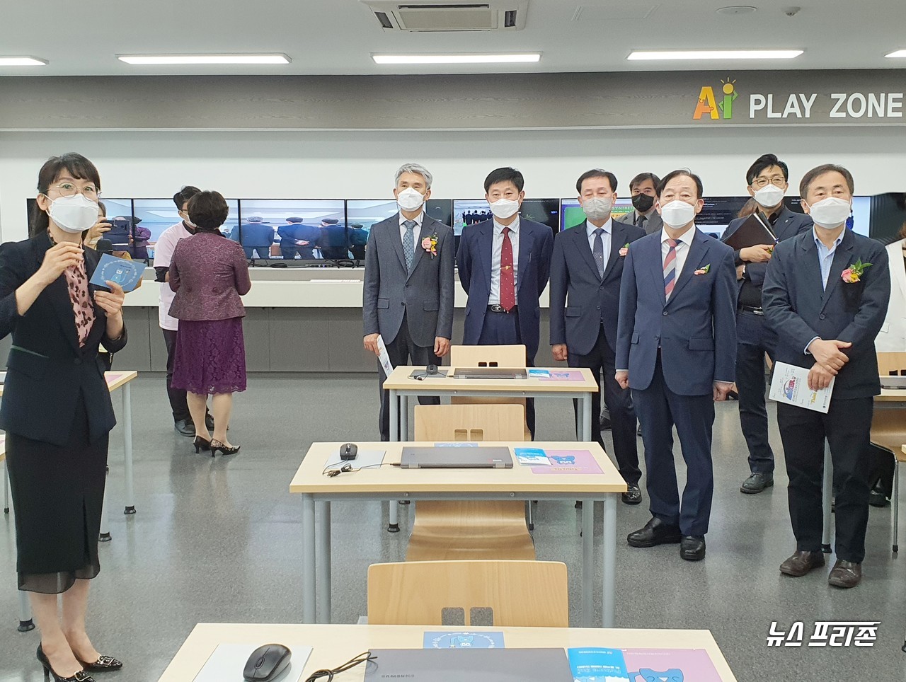 설동호 대전시교육감이 30일 오전 대전 미래교육 거점센터인 '대전메이커교육지원센터'와 '대전AI교육지원체험센터' 개소식이 열린 대전교육정보원 대전AI교육지원체험센터에서 교육청 관계자들과 함께 교사의 설명을 듣고 있다./ⓒ이현식 기자