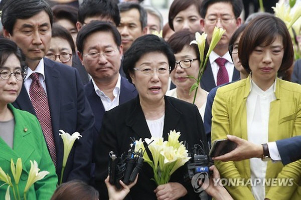 한명숙 전 총리의 경우에도 '모해위증 교사' 건으로 인해 억울하게 누명을 썼다는 의혹이 매우 짙다. 이명박 정권 검찰에서의 기소로 인해서다. 그는 지난 2015년부터 2년간 옥살이를 했다. / ⓒ 연합뉴스