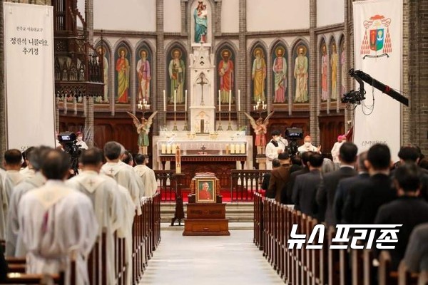 고 정진석 추기경의 장례미사가 지난 1일 서울 명동성당에서 진행됐다. 사진은 고 정진석 추진경의 장례미사의 모습이다. 이날 많은 천주교 신자들은 그를 애도하며 마지막 가시는 길을 함께 했다. (사진=공동취재단)