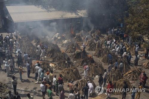 사진: 인도 뉴델리의 노천 화장장