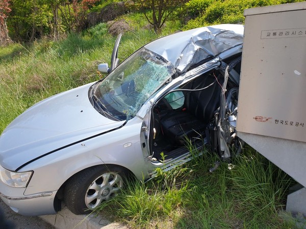 2일 오후 1시 22분쯤 충남 서천군 기산면 인근 서해안고속도로 하행선 목포방향 154km지점에서 운행 중이던 쏘나타 승용차가 도로를 이탈해 교통표지판을 충돌하는 사고가 발생했다./ⓒ서천소방서