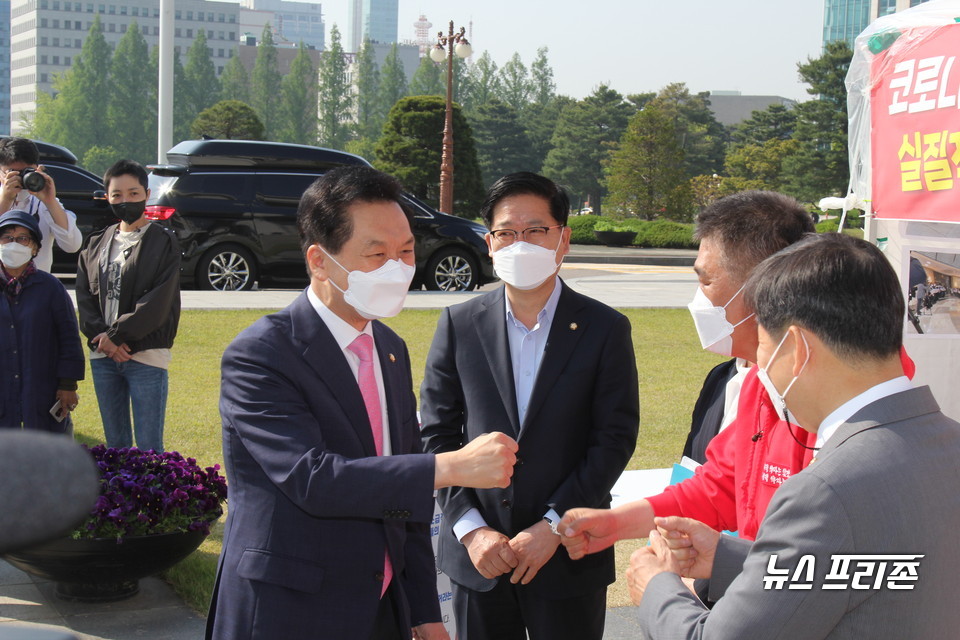 김기현 국민의힘 원내대표 겸 당대표 권한대행이 3일 당무 개시 첫 행보로 오전 서울 여의도 국회 본청 앞에 설치된 코로나19에 따른 소상공인의 손실보상 소급적용 입법 촉구 천막농성장을 방문해 최승재 의원과 인사하고 있다. Ⓒ김정현 기자