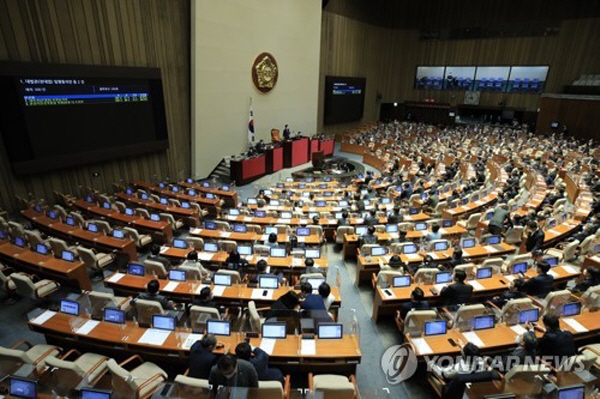 정치권과 같은 사회적 고위직에서 성비율이 일정 정도 맞춰지면, 성평등이 실현되는 것이라고 이들은 주장하는 모습이다. 그러나 공직을 맡으려면 실력이 우선임에도, 일정 비율의 자리를 여성에게 무조건 할당해야 한다는 것은 특히 젊은 층에서 매우 불만스럽게 받아들일 '불공정' 이슈로 떠오를 수밖에 없다. /ⓒ 연합뉴스