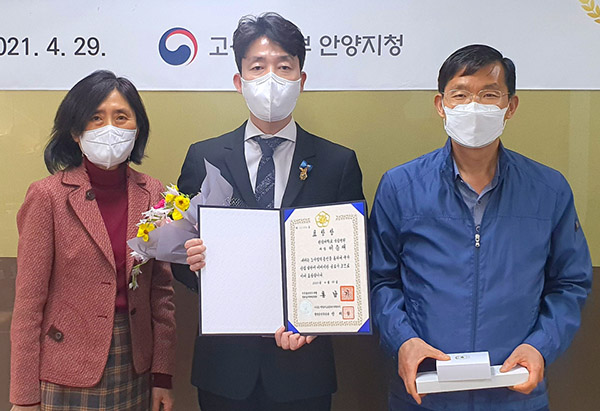 한림대학교성심병원 이승대 행정부원장(가운데)이 국무총리 표창 수상 뒤 기념촬영을 하고 있다. /ⓒ한림대의료원