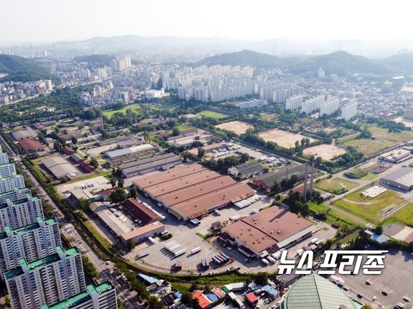 인천시는 부평 미군기지 내 건축물 존치 여부 및 활용방안과 관련해 토양오염 정도, 공원조성 계획 등에 따라 결정할 방침이다. 특히, 건축물 존치 여부는 환경 우선의 원칙에서 결정한다는 입장이다. 자료사진. 사진은 부평 미군기지(캠프카켓) 전경. / ⓒ인천시