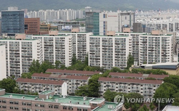 서울에서 아파트 한 채를 대출없이 구매한다는 것은, 샐러리맨 입장에선 사실상 불가능하다. 평생 거의 쓰지 않고 그대로 모아도 어렵다. /ⓒ 연합뉴스