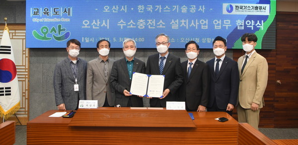 곽상욱 오산시장과 고영태 한국가스기술공사 대표가 3일 수소충전소 설치 협약서에 서명했다./ⓒ오산시