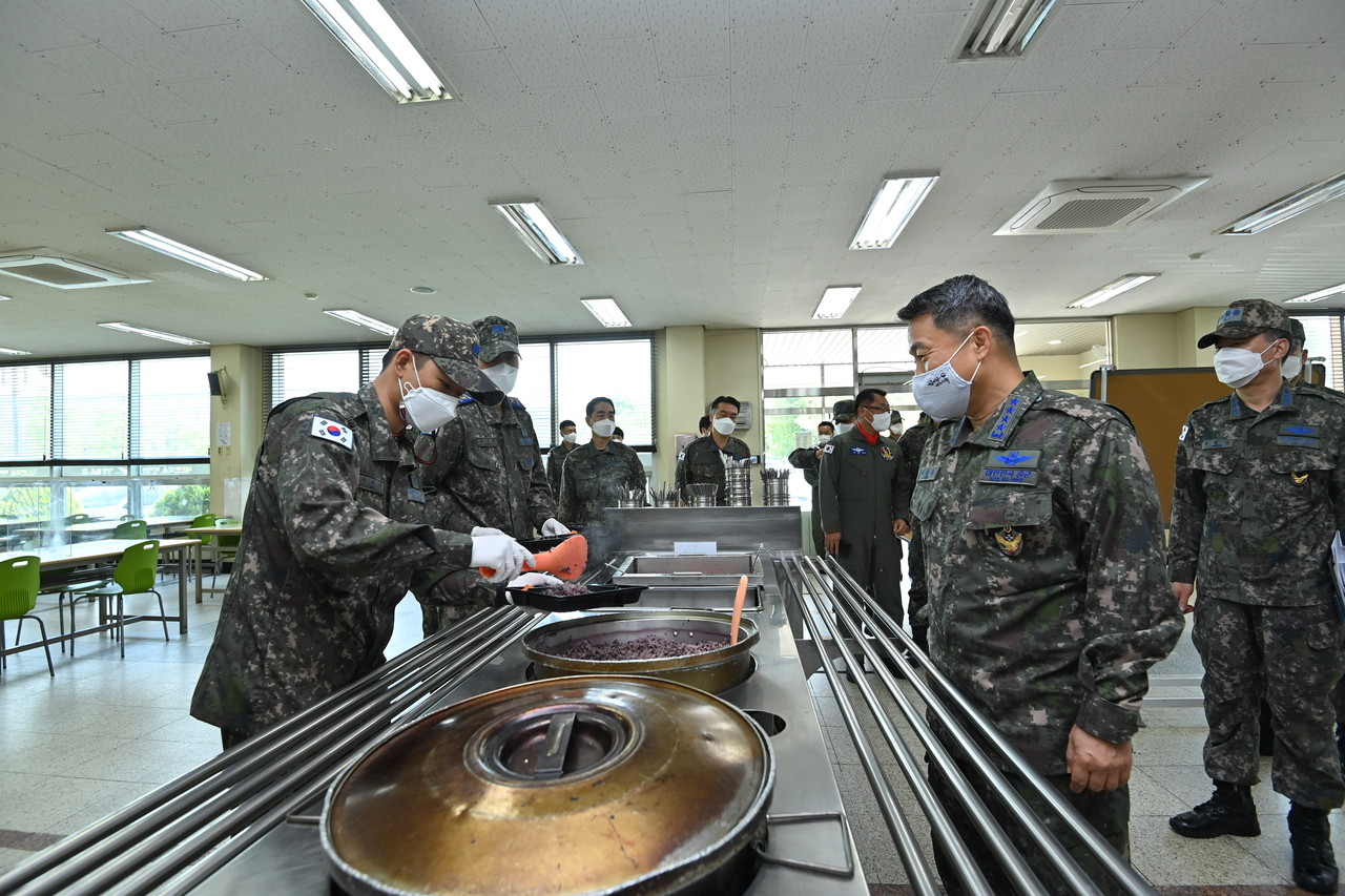 이성용 공군참모총장은 6일 대구기지와 방공관제사령부 예하 공군 제8196부대를 방문해 방역 관리체계와 대비태세를 직접 점검하고, 영공방위 임무에 최선을 다하는 장병들의 노고를 격려했다./ⓒ공군