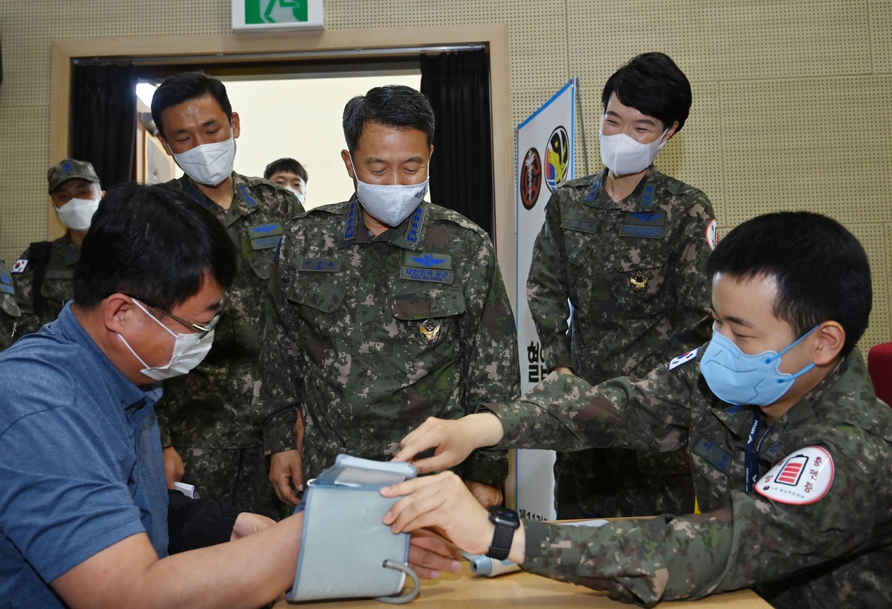 이성용 공군참모총장이 6일 대구기지와 방공관제사령부 예하 공군 제8196부대를 방문해 방역 관리체계와 대비태세를 직접 점검하고, 영공방위 임무에 최선을 다하는 장병들의 노고를 격려했다./ⓒ공군