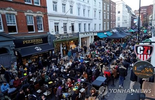 사진: 영국에서 최근 인도발 변이 코로나19 바이러스 집단 감염 사례가 잇따라 발견돼 확산 우려가 커지고 있다고 영국 일간 가디언이 6일(현지시간) 보도했다.