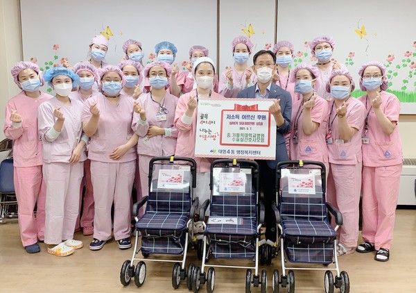 대구가톨릭대학교병원 수술실 간호사 모임에서 어버이 날을 맞아 거동이 불편한 취약계층 어르신들을 위해 실버카 5대를 후원했다./