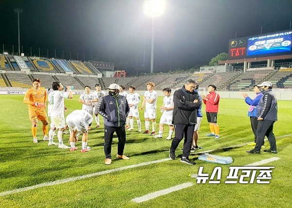 정현호 감독과  FC목포 축구팀이 목포 홈 그라운드에서 전략을 구축하고 있다./Ⓒ이병석 기자