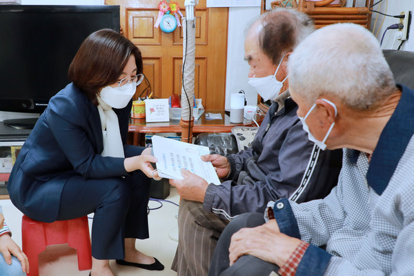 김보라 안성시장이 인공지능 돌봄 서비스를 이용하고 있는 삼죽면 찾았다./ⓒ안성시