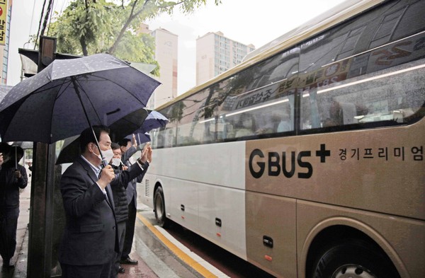 10일 오전 백군기 용인시장이 출근길에 나와 이날 운행에 들어간 프리미엄버스를 이용하는 시민들에게 손을 흔들어 보이고 있다. 용인시