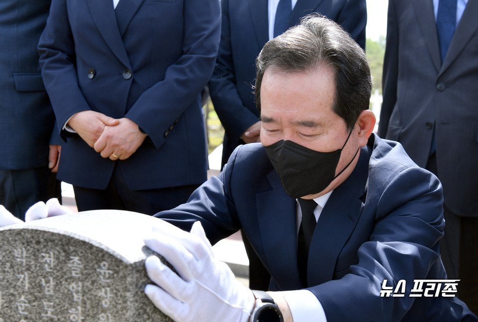 정세균 전 국무총리가 지난 4월 28일 오전 광주 북구 국립 5·18 민주묘지에서 열사 묘역을 참배하고 있다.연합뉴스