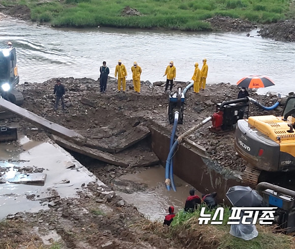 연천군 차탄천 굴삭기 전복사고 현장. 경찰과 소방, 군관계자들이 현장을 수습하고 있는 가운데 대전차저지선이 무너져 내린 것이 보인다. /Ⓒ이건구기자