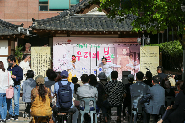 이상화·서상돈고택 앞에서 진행된 이상화를 모티브로 제작한 이야기 마당극 ‘이상화와 함께하는 우리의 봄’ / 중구청