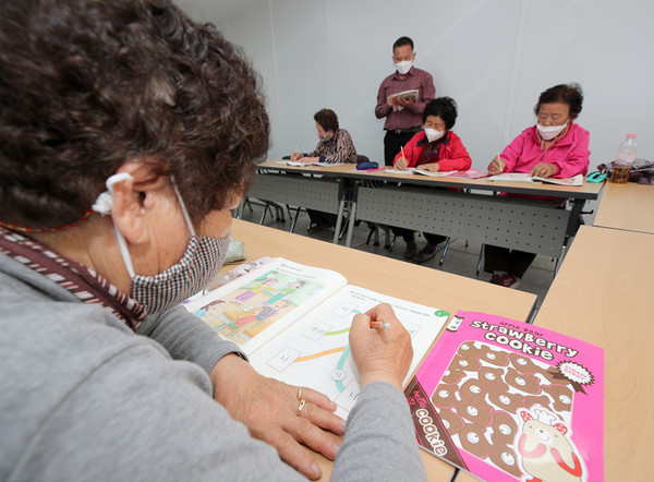 산청군 성인 문해교육 초등학력인증교실 청춘배움학교 ⓒ 산청군