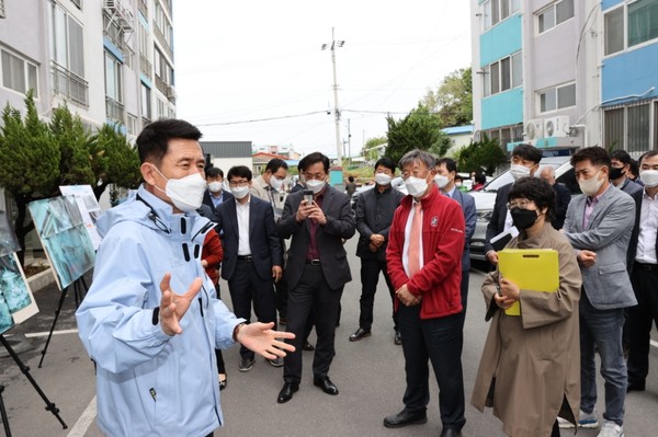 포항지진피해구제심의위원회 조사현장을 찾은 이강덕 포항시장/Ⓒ포항시