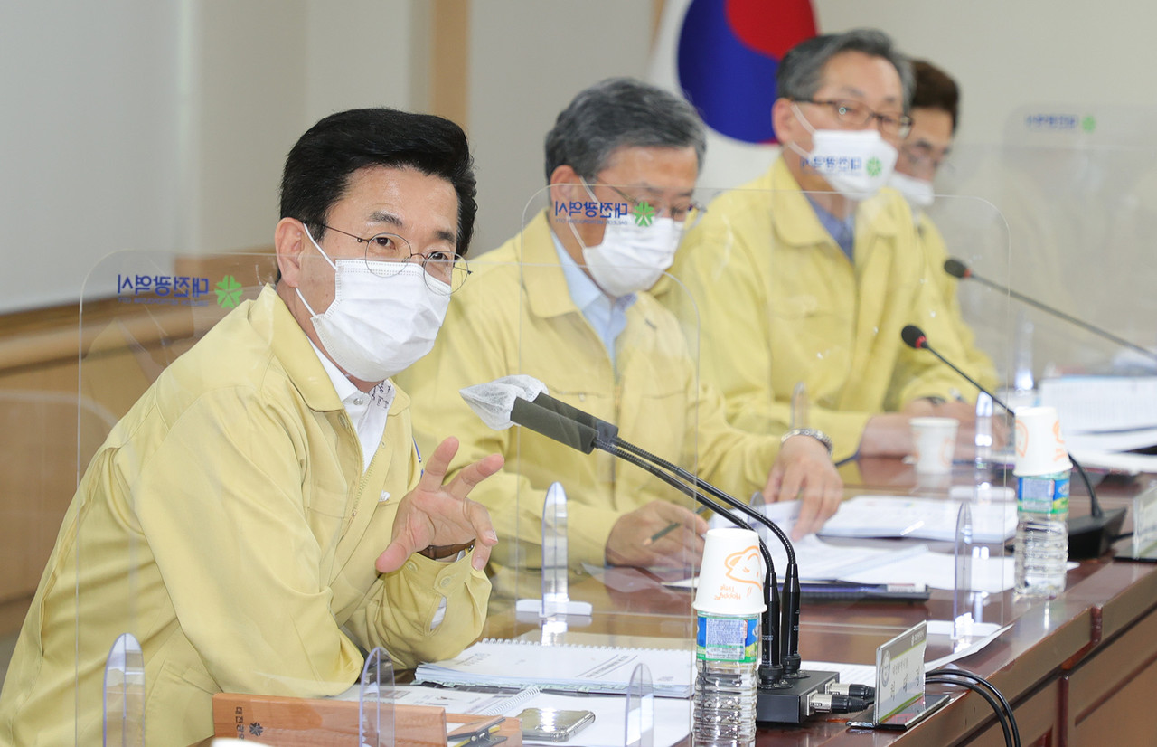 허태정 대전시장이 11일 시청에서 '2022 세계지방정부연합(UCLG) 총회' 기본계획 보고회 자리에서 분야별 방향성 및 실행 계획에 대한 협업사항을 간부 공무원들과 함께 논의하고 있다./ⓒ대전시