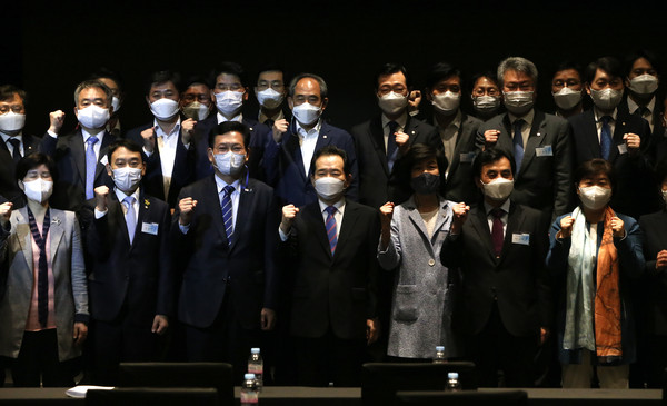 사진: 여의도로 돌아온 정세균 전 국무총리= 11일 서울 여의도 한 호텔에서 열린 정세균계 의원 모임인 '광화문포럼'에서 정세균 전 총리와 더불어민주당 송영길 대표 등 지도부와 의원들이 기념 촬영을하고 있다.