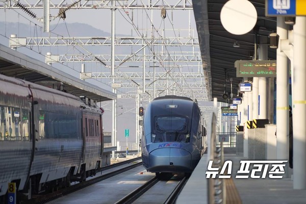 사진은 저탄소 친환경 고속열차인 ' KTX-이음'이 원주역으로 들어 오고 있다.ⓒ청와대