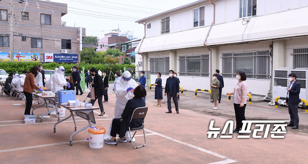 여수시청 국동임시별관 근무 직원 중 코로나19 확진자 1명이 발생됨에 따라 여수시가 전 직원을 대상으로 코로나19 사전 진단검사를 실시하고 있다 / ⓒ 김영만 기자