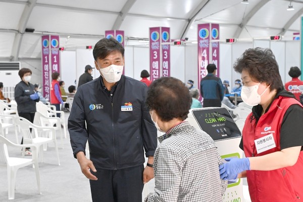 윤경희 청송군수와 자원봉사자가 접종현장에서 봉사를 하고 있다/Ⓒ청송군