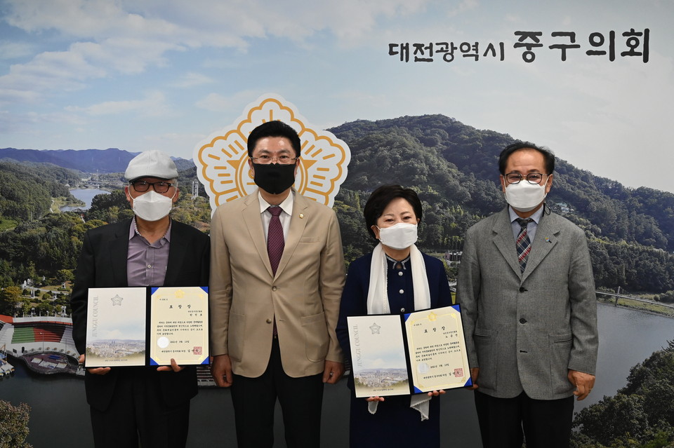 김연수 중구의회 의장(두번째)이 13일 의장실에서 지역문화 발전 및 문화예술 진흥에 기여한 구민에게 표창을 수여한 후 기념촬영을 하고 있다./ⓒ중구의회