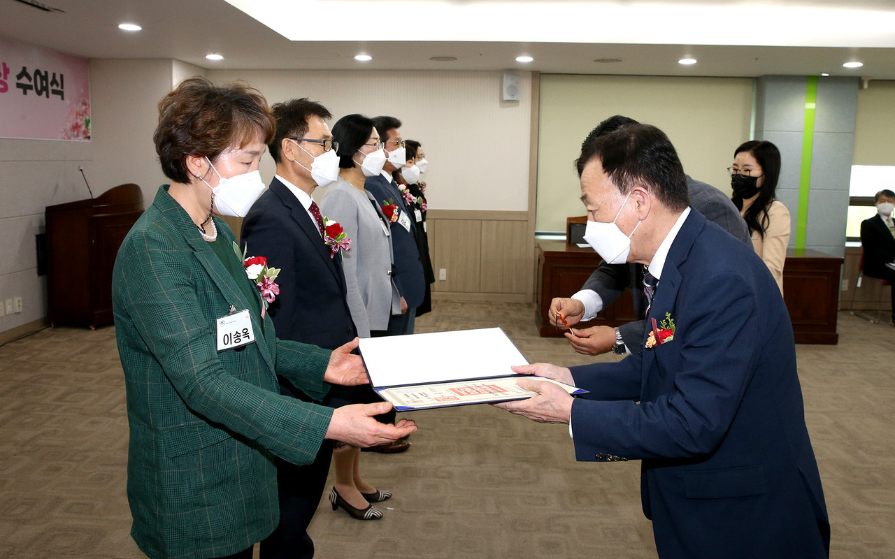 대전시교육청은 14일 제40회 스승의 날을 맞아 교육에 헌신해 온 교원들에게 표창을 수여하고 있다. 사진은 설동호 대전시교육감이 대전교육정보원 이송옥 원장에게 정부포상 녹조근정훈장을 수여하고 있다./ⓒ대전시교육청