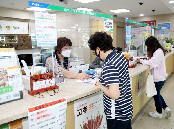 NH농협은행 태안군지부에서 여성농어업인이 행복바우처(행복카드) 발급받고 있다./ⓒ태안군청