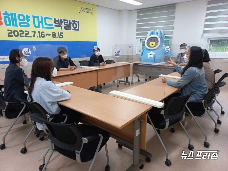 17일 조직위 유튜브 동아리 회원들이 향후 활동방향에 대해 논의하고 있다.Ⓒ2022보령해양머드박람회