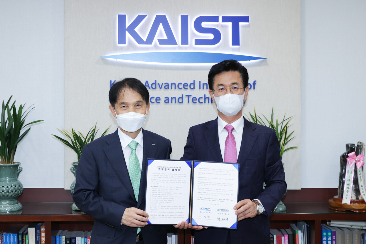 허태정 대전시장과 KAIST 이광형 총장은 17일 오후 KAIST에서 지역 '과학기술 발전 및 스타트업 육성을 위한 업무협력 협약(MOU)'을 체결했다./ⓒ대전시