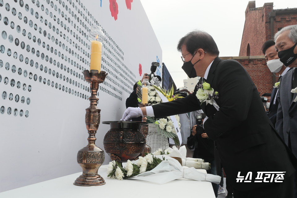 박병석 국회의장이 18일 서울 서대문형무소에서 열린 제41주 5·18민주화운동 서울기념식에 참석해 분향하고 있다.. ⓒ국회의장실 제공