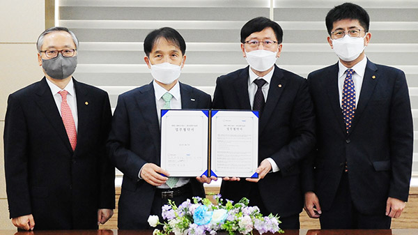 왼쪽부터 한화에어로스페이스 신현우 대표이사, KAIST 이광형 총장, 한화시스템 김연철 대표이사, 한화 김승모 대표이사. / ⓒ한화커뮤니케이션위원회