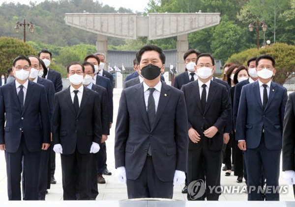 국민의힘에선 이달 들어 광주 국립5·18민주묘지를 잇달아 참배하는 모습을 보였다. 사진=연합뉴스