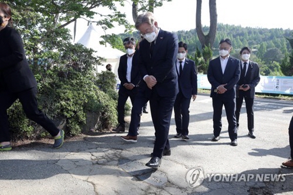 이재명 지사는 망월동 민족민주열사묘역(5·18 구묘역)을 찾아 전두환의 이름이 적힌 비석을 발로 밟고 지나갔다. 사진=연합뉴스