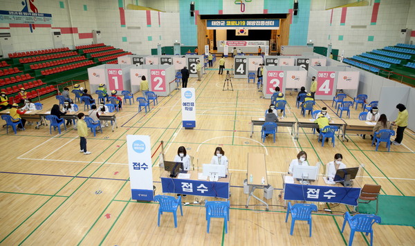 태안읍행정복지센터에 설치된 코로나19 예방접종 사전예약 접수 창구./ⓒ태안군청